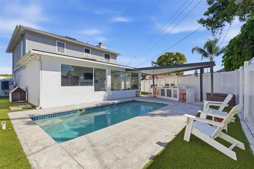 合同活跃: $560,000 (4 贝兹, 3 浴室, 2030 平方英尺)