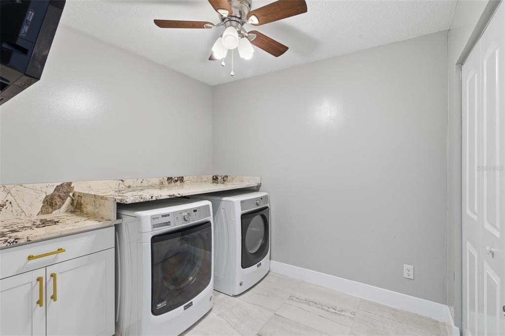 合同活跃: $560,000 (4 贝兹, 3 浴室, 2030 平方英尺)