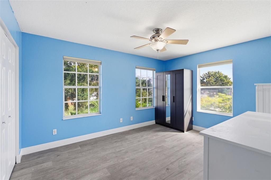 合同活跃: $560,000 (4 贝兹, 3 浴室, 2030 平方英尺)