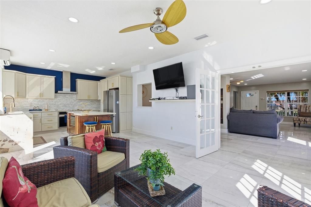 合同活跃: $560,000 (4 贝兹, 3 浴室, 2030 平方英尺)