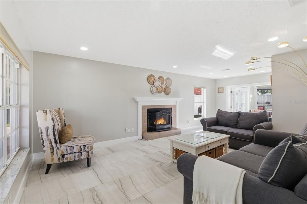 合同活跃: $560,000 (4 贝兹, 3 浴室, 2030 平方英尺)