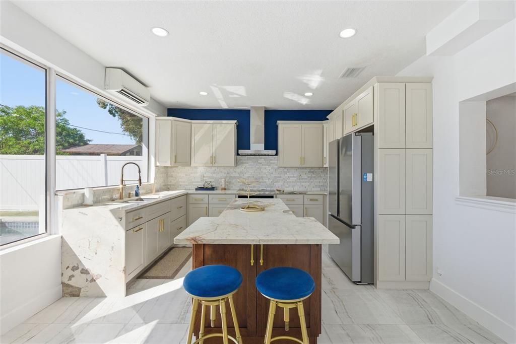 合同活跃: $560,000 (4 贝兹, 3 浴室, 2030 平方英尺)