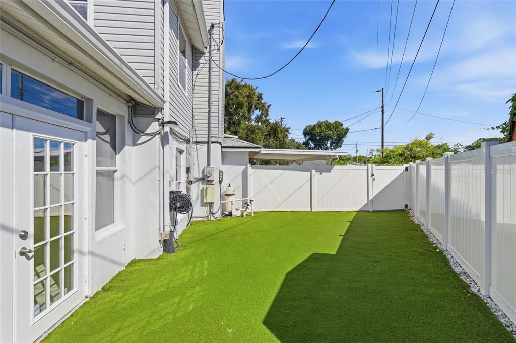 合同活跃: $560,000 (4 贝兹, 3 浴室, 2030 平方英尺)