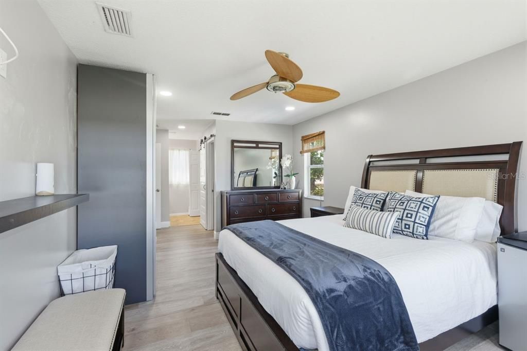 合同活跃: $560,000 (4 贝兹, 3 浴室, 2030 平方英尺)