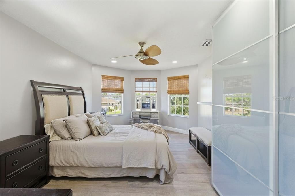 合同活跃: $560,000 (4 贝兹, 3 浴室, 2030 平方英尺)