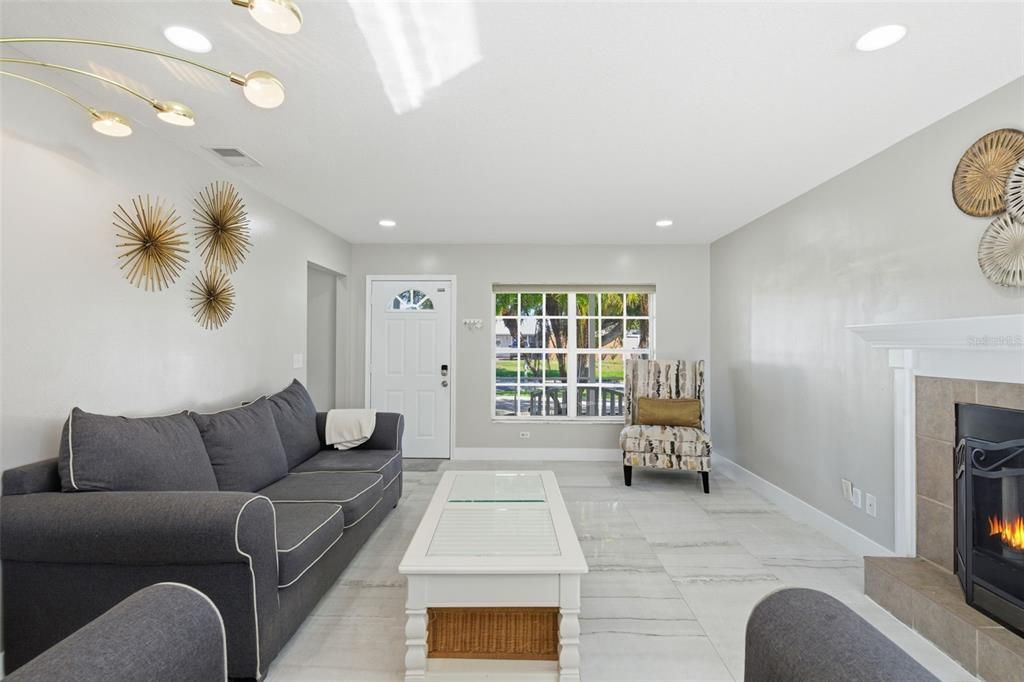 合同活跃: $560,000 (4 贝兹, 3 浴室, 2030 平方英尺)