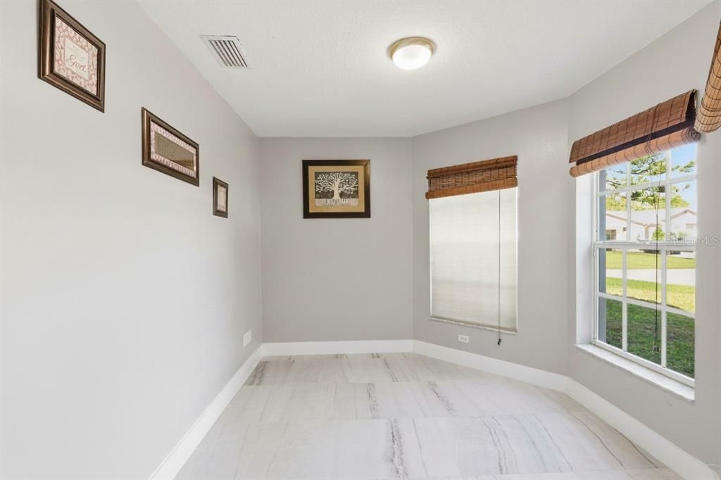 合同活跃: $560,000 (4 贝兹, 3 浴室, 2030 平方英尺)