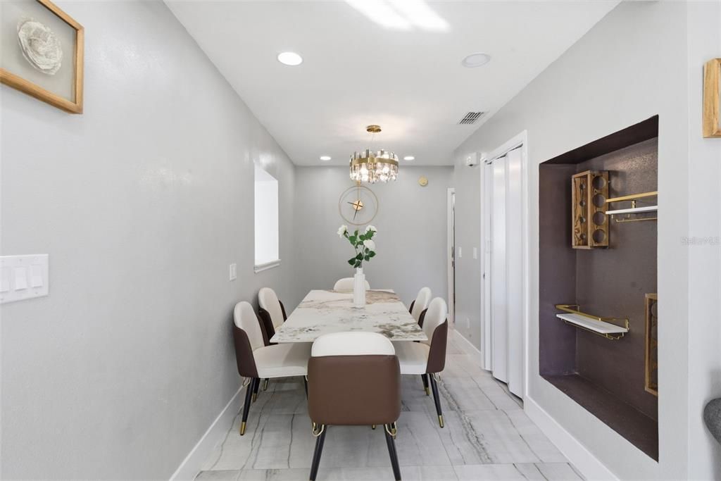 合同活跃: $560,000 (4 贝兹, 3 浴室, 2030 平方英尺)