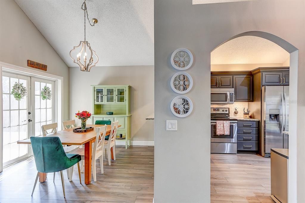 На продажу: $409,900 (3 спален, 2 ванн, 1804 Квадратных фут)