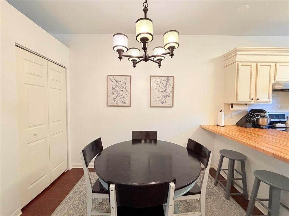 For Sale: $210,000 (2 beds, 2 baths, 1114 Square Feet)