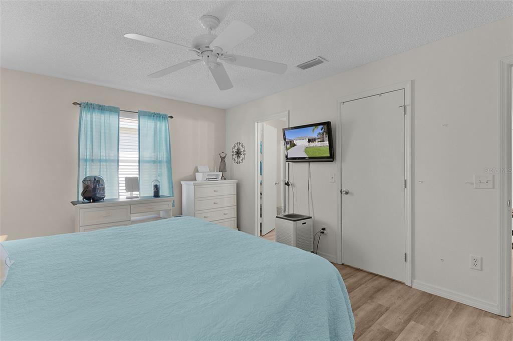 For Sale: $295,000 (2 beds, 2 baths, 1156 Square Feet)