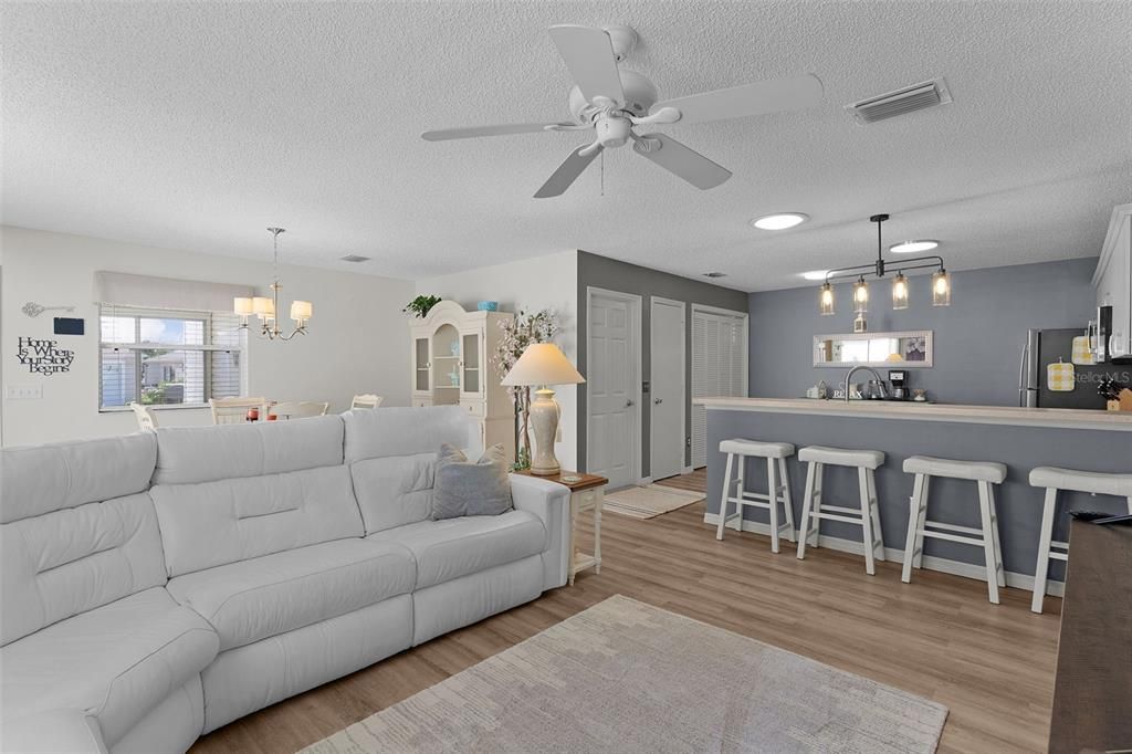 For Sale: $295,000 (2 beds, 2 baths, 1156 Square Feet)