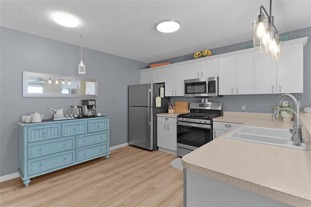 For Sale: $295,000 (2 beds, 2 baths, 1156 Square Feet)