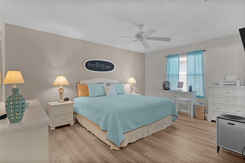 For Sale: $295,000 (2 beds, 2 baths, 1156 Square Feet)