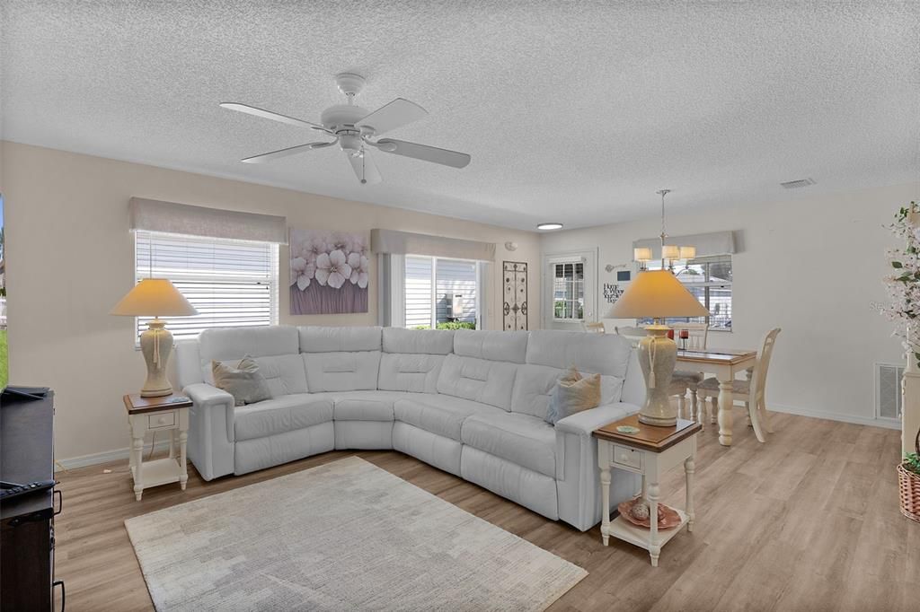 For Sale: $295,000 (2 beds, 2 baths, 1156 Square Feet)