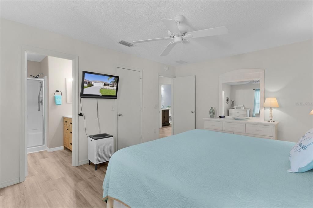 For Sale: $295,000 (2 beds, 2 baths, 1156 Square Feet)