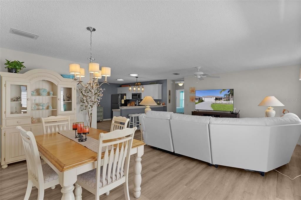 For Sale: $295,000 (2 beds, 2 baths, 1156 Square Feet)