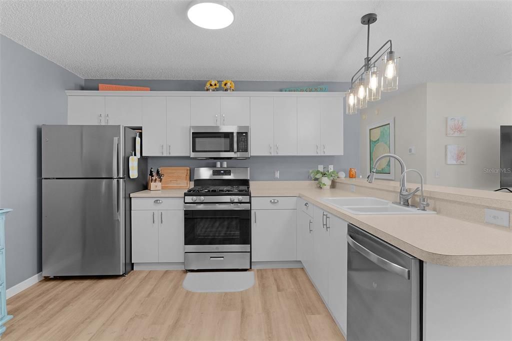 For Sale: $295,000 (2 beds, 2 baths, 1156 Square Feet)