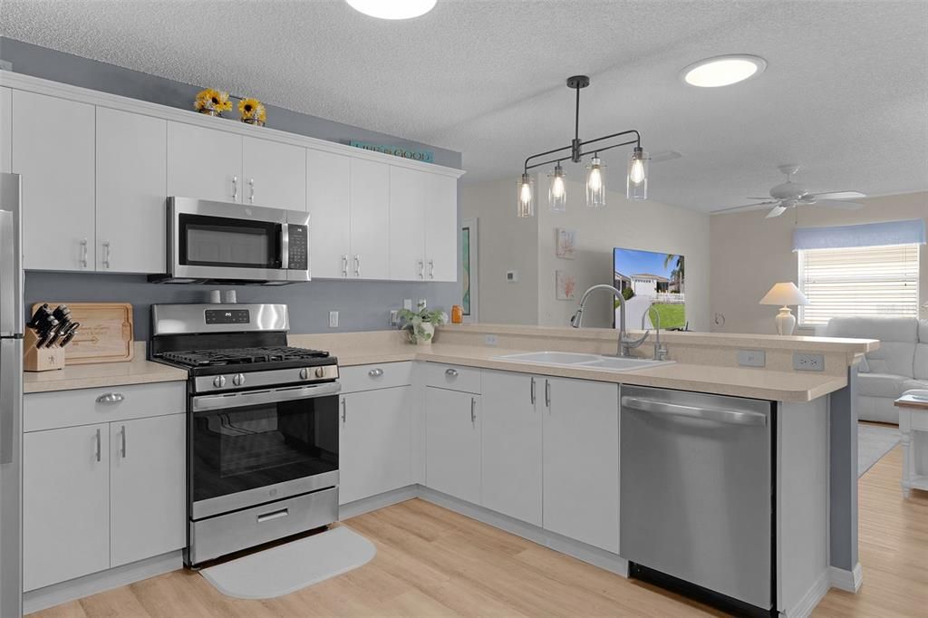 For Sale: $295,000 (2 beds, 2 baths, 1156 Square Feet)