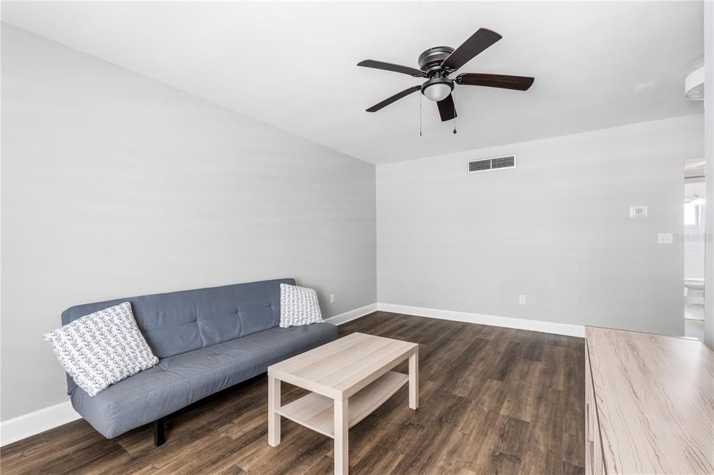 For Sale: $210,000 (1 beds, 1 baths, 612 Square Feet)