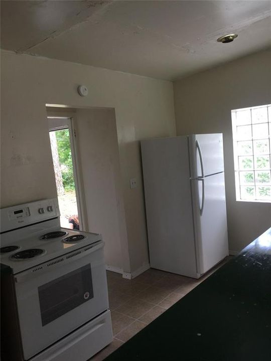 В аренду: $900 (3 спален, 1 ванн, 851 Квадратных фут)