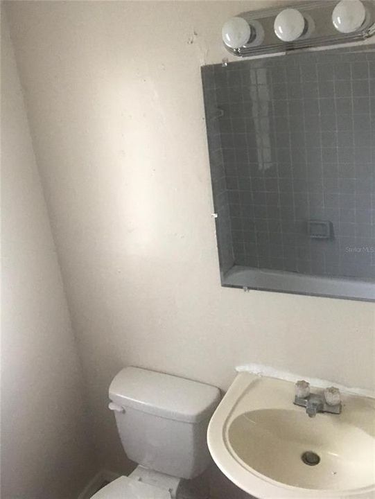 В аренду: $900 (3 спален, 1 ванн, 851 Квадратных фут)