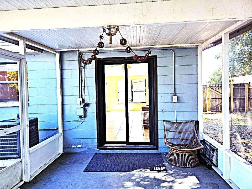 出租: $1,850 (2 贝兹, 1 浴室, 840 平方英尺)