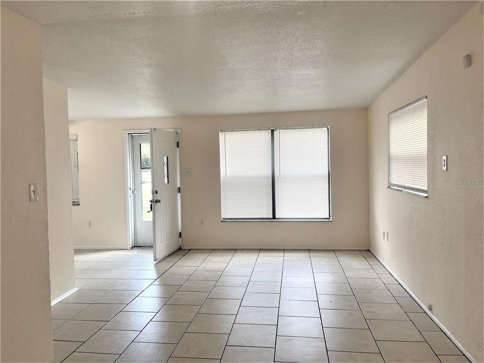 出租: $1,850 (2 贝兹, 1 浴室, 840 平方英尺)