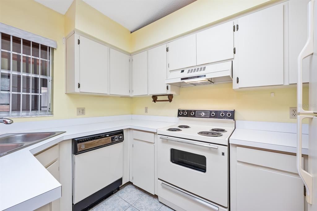 Active With Contract: $275,000 (3 beds, 2 baths, 1079 Square Feet)