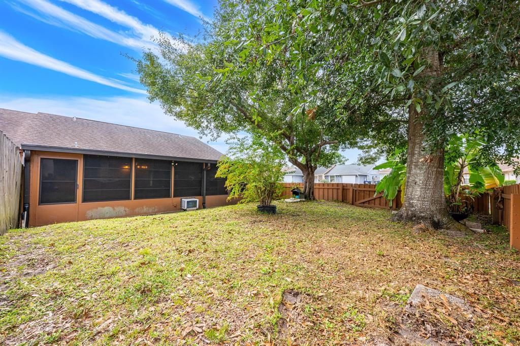 Active With Contract: $275,000 (3 beds, 2 baths, 1079 Square Feet)