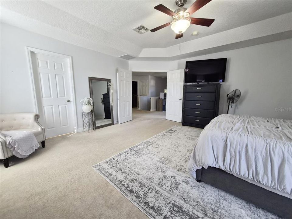 Под контрактом: $399,900 (4 спален, 2 ванн, 2503 Квадратных фут)