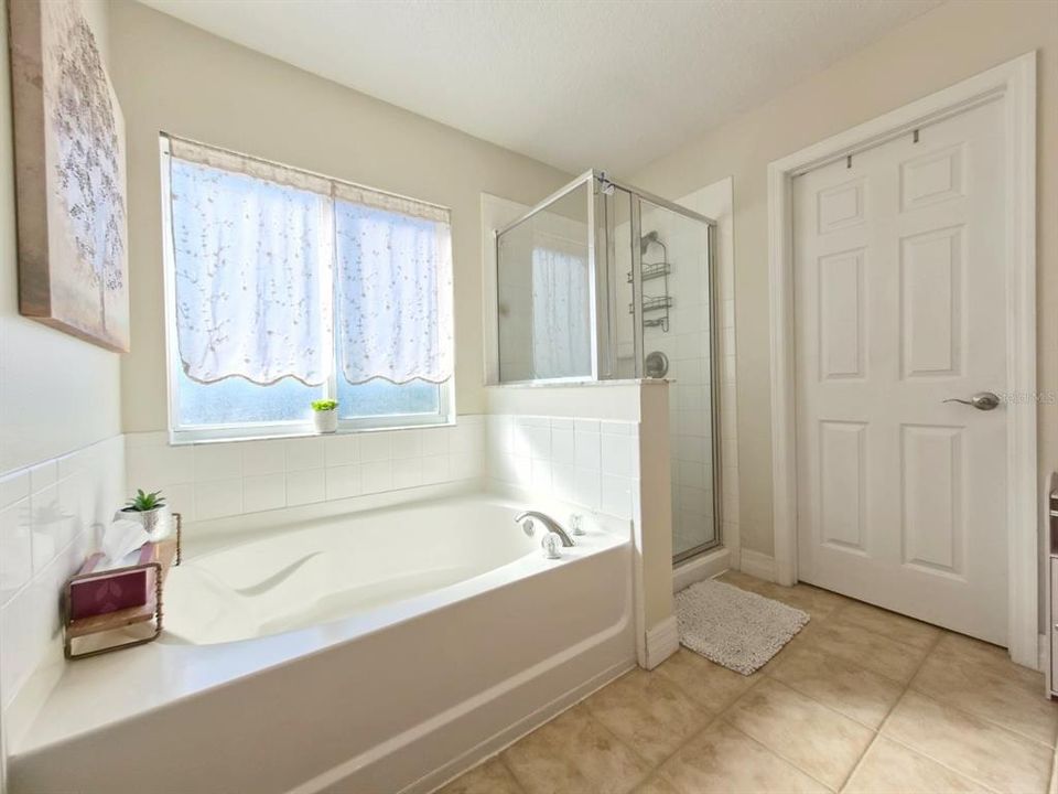 Под контрактом: $399,900 (4 спален, 2 ванн, 2503 Квадратных фут)