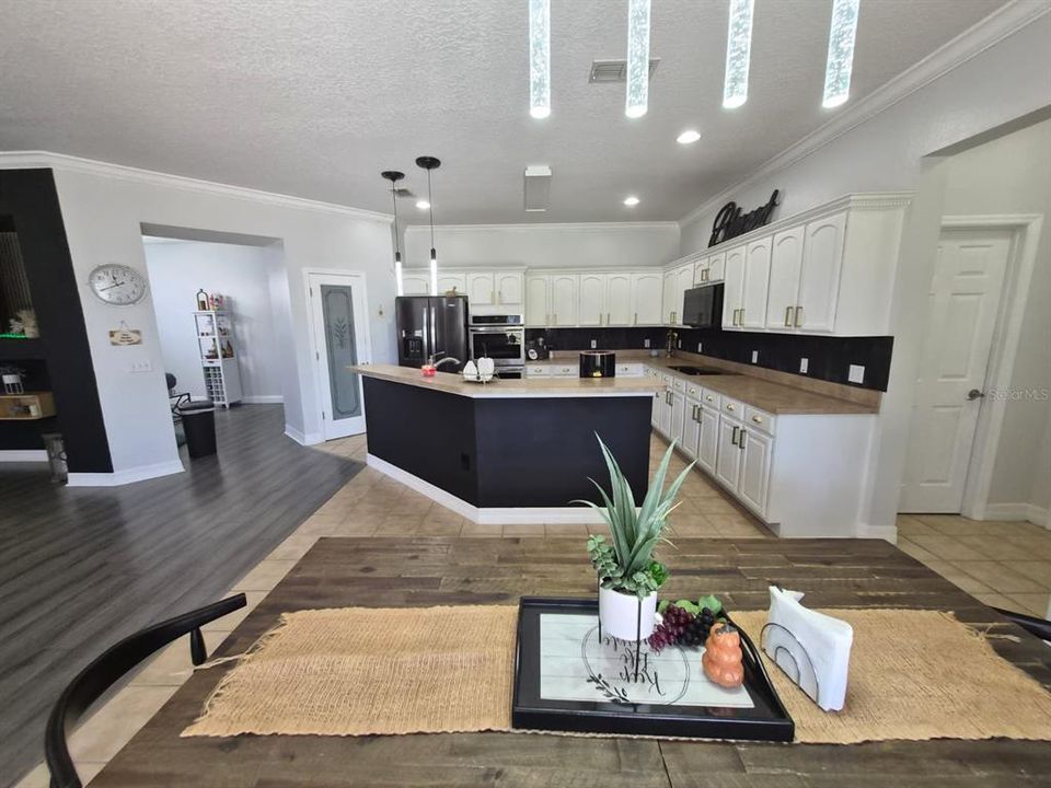 Под контрактом: $399,900 (4 спален, 2 ванн, 2503 Квадратных фут)