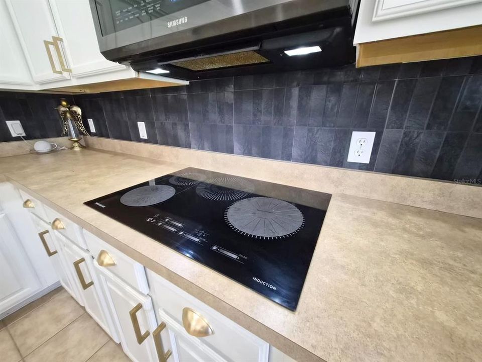 Под контрактом: $399,900 (4 спален, 2 ванн, 2503 Квадратных фут)