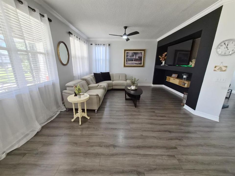 Под контрактом: $399,900 (4 спален, 2 ванн, 2503 Квадратных фут)