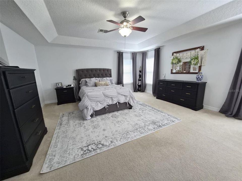 Под контрактом: $399,900 (4 спален, 2 ванн, 2503 Квадратных фут)