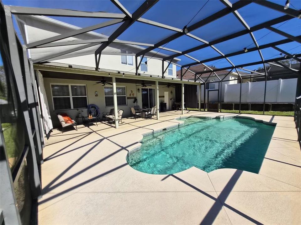 Под контрактом: $399,900 (4 спален, 2 ванн, 2503 Квадратных фут)