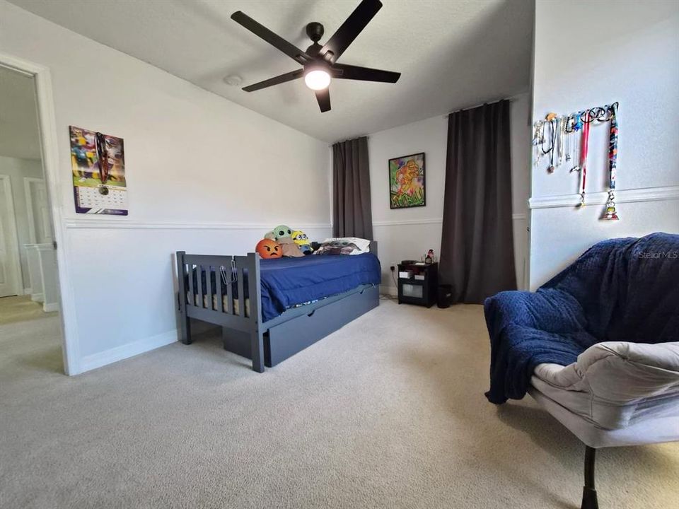 Под контрактом: $399,900 (4 спален, 2 ванн, 2503 Квадратных фут)