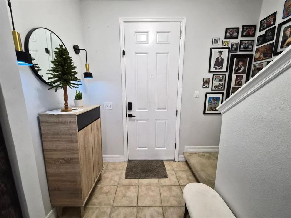 Под контрактом: $399,900 (4 спален, 2 ванн, 2503 Квадратных фут)