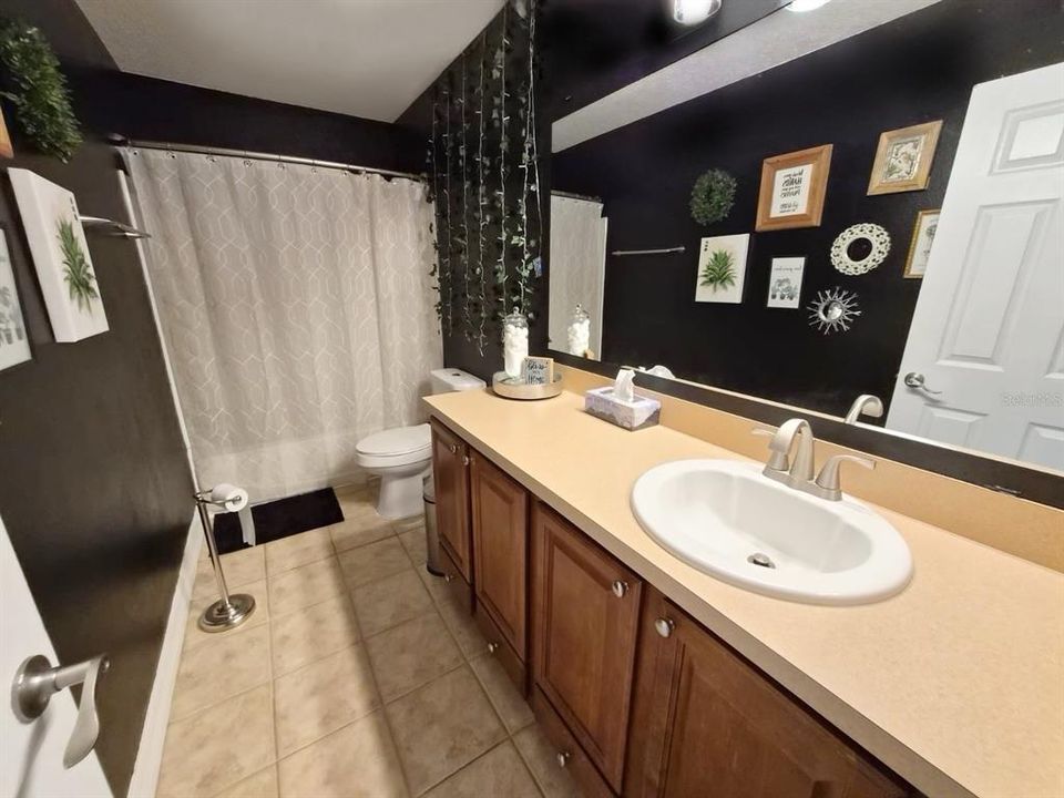 Под контрактом: $399,900 (4 спален, 2 ванн, 2503 Квадратных фут)