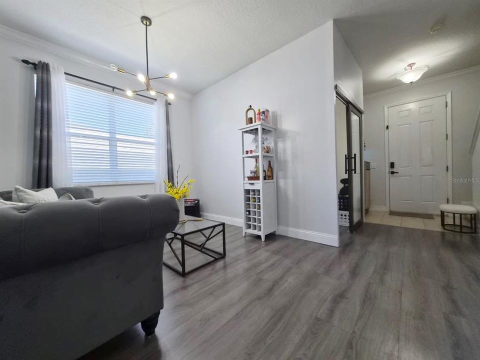 Под контрактом: $399,900 (4 спален, 2 ванн, 2503 Квадратных фут)