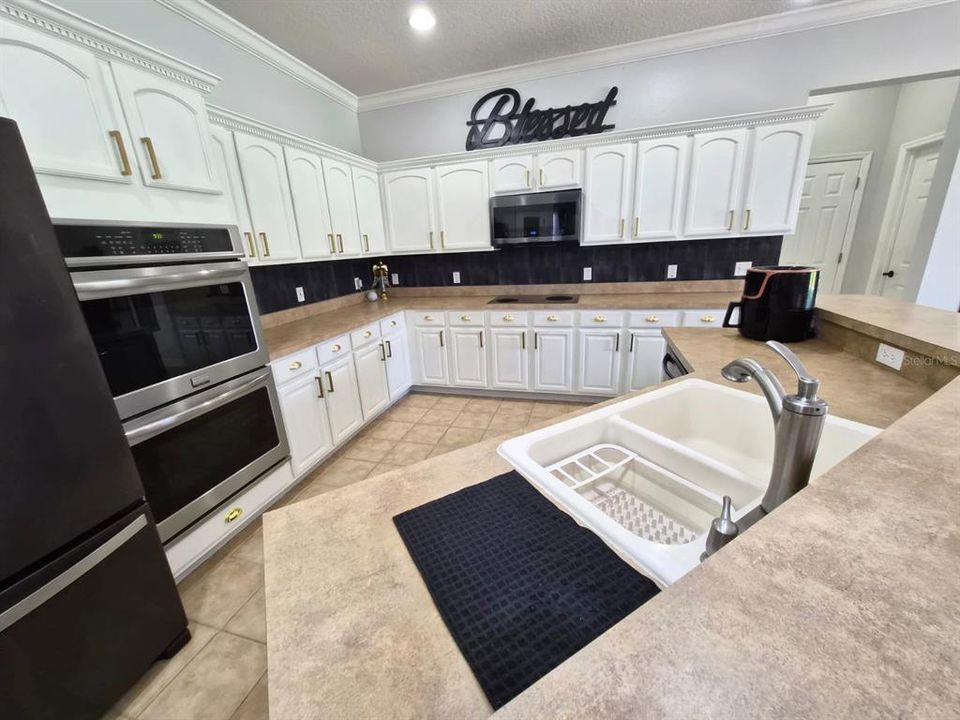 Под контрактом: $399,900 (4 спален, 2 ванн, 2503 Квадратных фут)