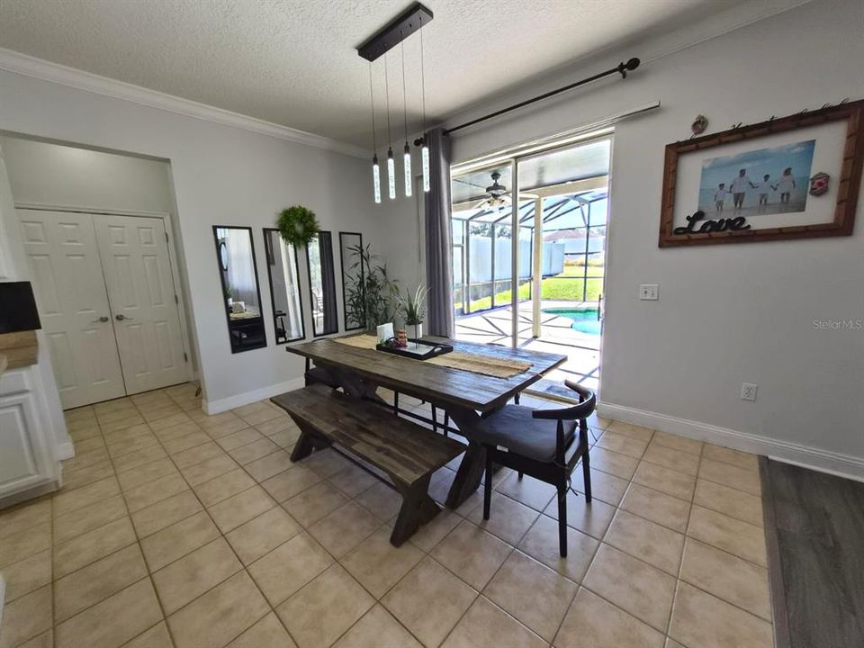 Под контрактом: $399,900 (4 спален, 2 ванн, 2503 Квадратных фут)