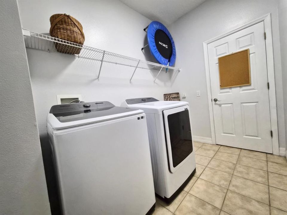 Под контрактом: $399,900 (4 спален, 2 ванн, 2503 Квадратных фут)