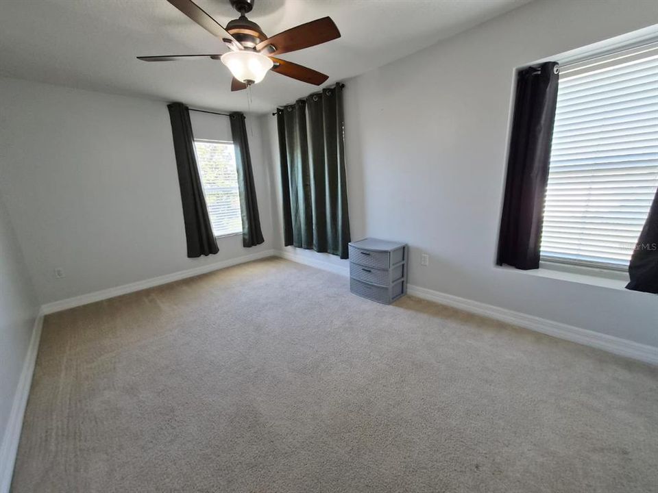 Под контрактом: $399,900 (4 спален, 2 ванн, 2503 Квадратных фут)