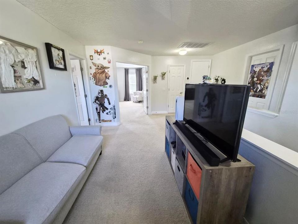 Под контрактом: $399,900 (4 спален, 2 ванн, 2503 Квадратных фут)