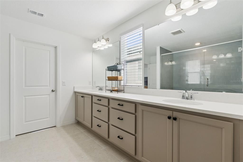 Под контрактом: $899,999 (4 спален, 3 ванн, 3101 Квадратных фут)