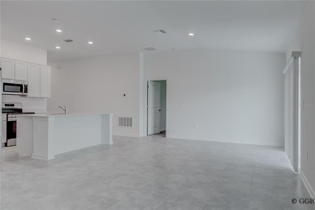 合同活跃: $2,250 (3 贝兹, 2 浴室, 1580 平方英尺)