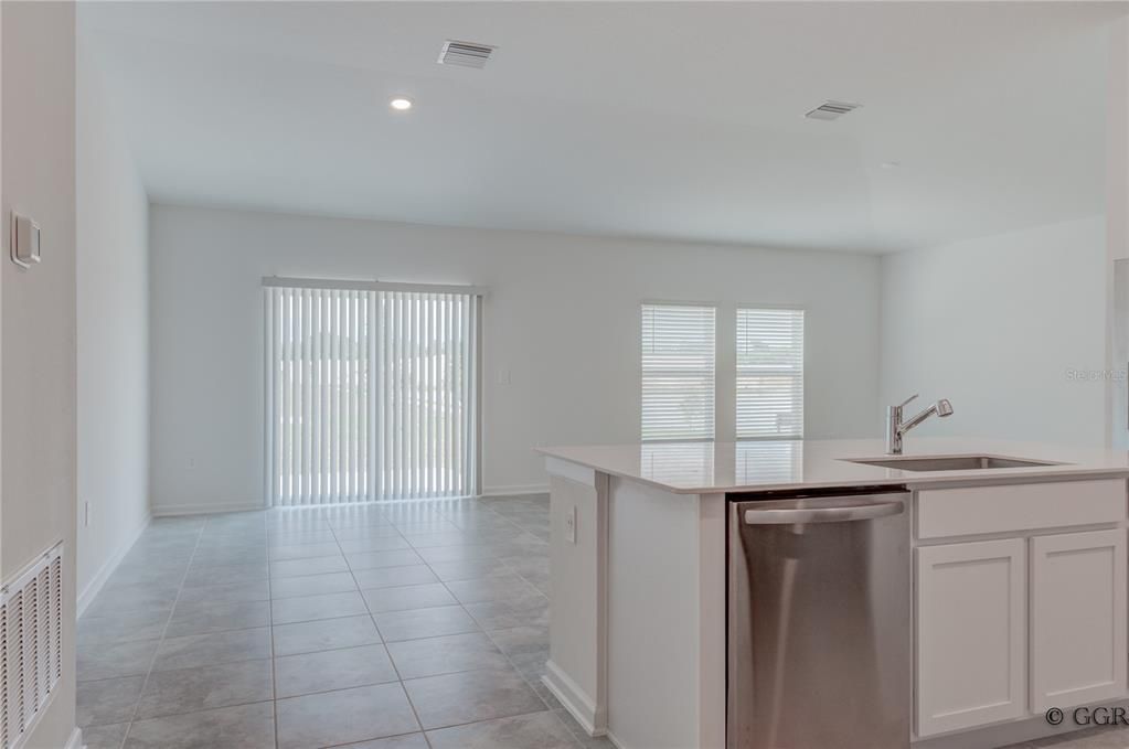 合同活跃: $2,250 (3 贝兹, 2 浴室, 1580 平方英尺)