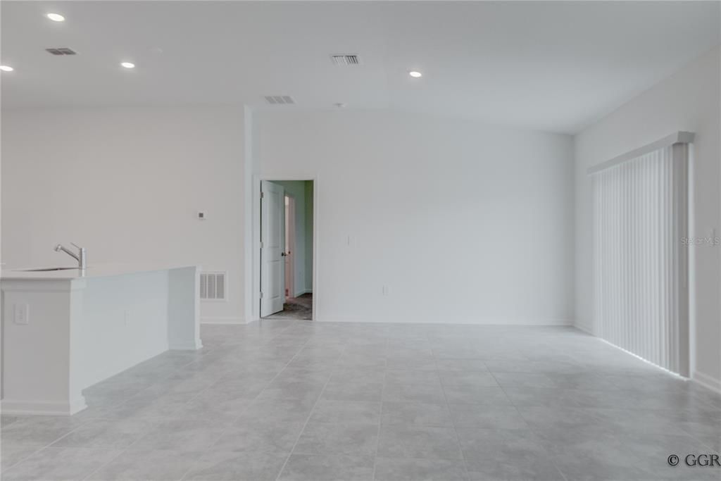 合同活跃: $2,250 (3 贝兹, 2 浴室, 1580 平方英尺)